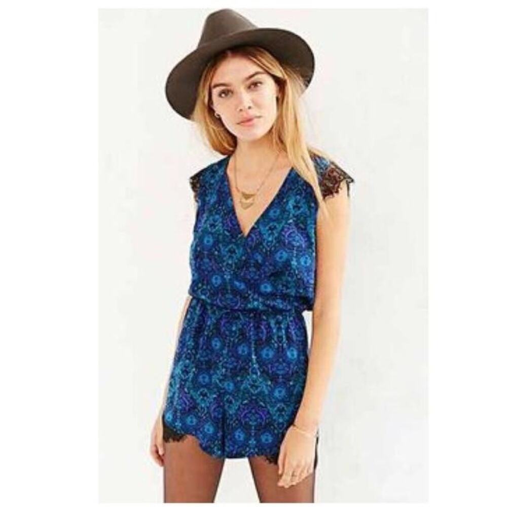 Kimchi Blue Lace V-Neck Short Sleeve Romper‎